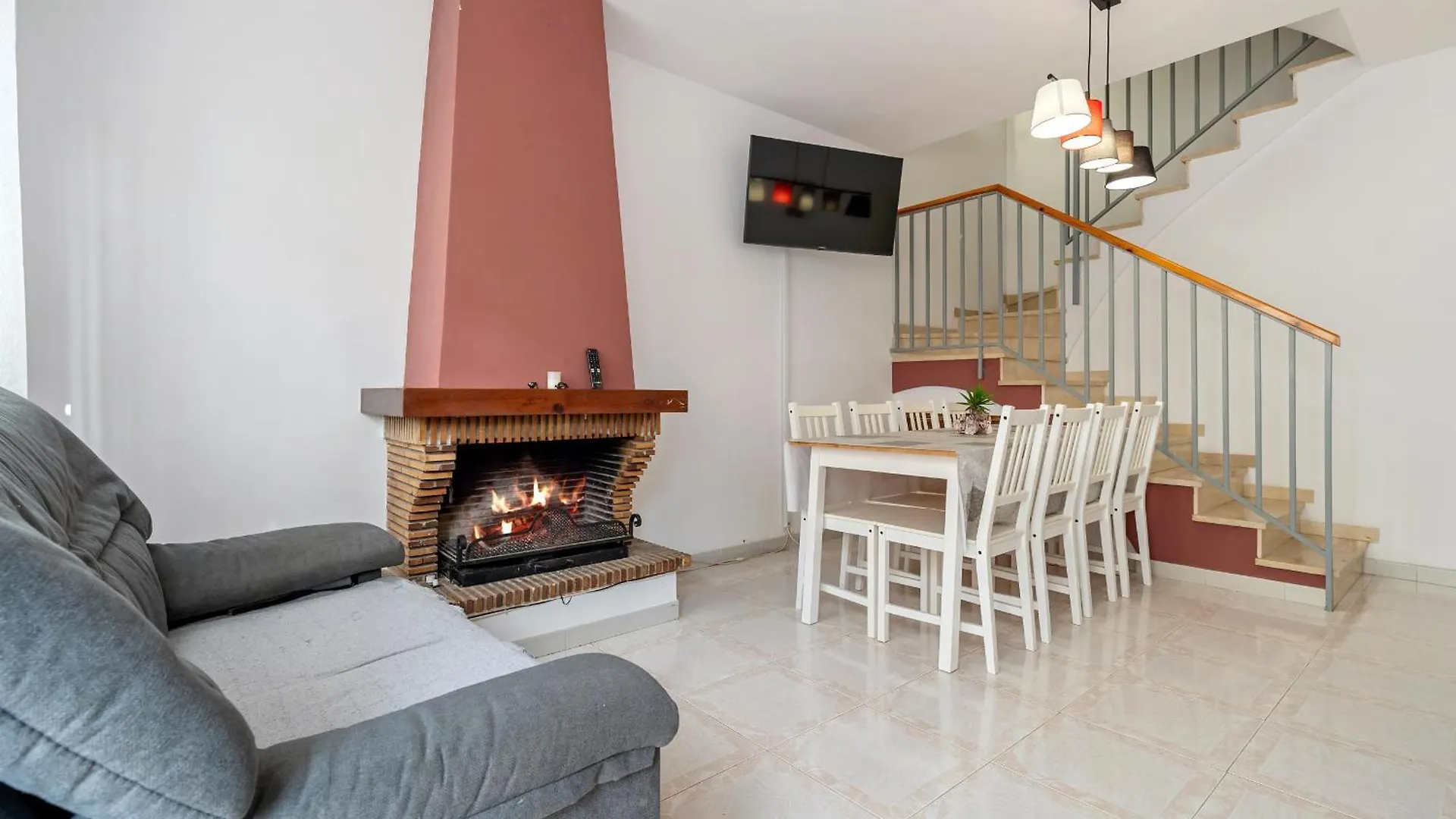 Hauzify I Casa Gala Placidia Creixell 0*,